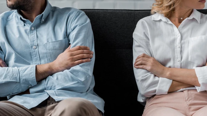 Callárselo es peligroso para las parejas: se ha nombrado la bandera roja nº 1 relacionada con el dinero